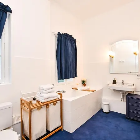 La Pas Parisienne Bed & Breakfast *